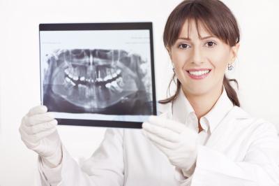 Female-Dentist-Holding-X-Ray